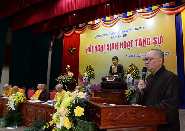 Thượng tọa Thích Thanh Lợi trình bày tham luận