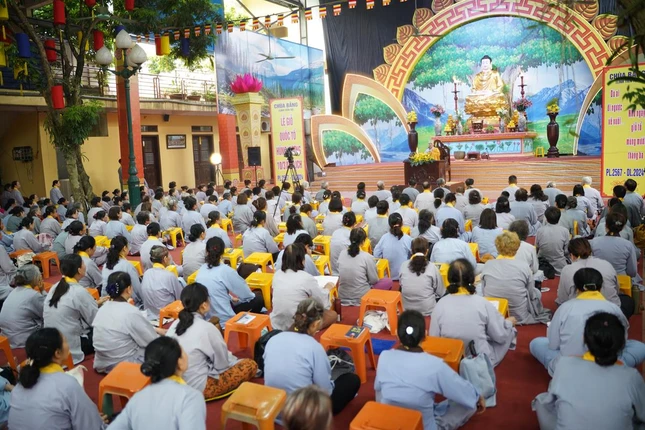 Ni sư Thích nữ Hương Nhũ có thời thuyết pháp tại khóa tu