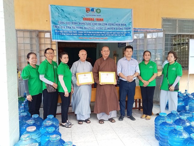 Đại diện địa phương trao Bằng khen đến Đại đức Thích Thiện Triều, Ni sư Thích nữ Phước Duyên