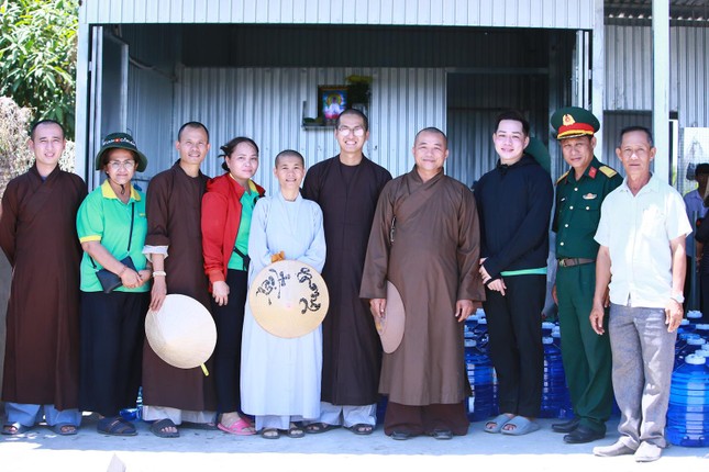 Đoàn từ thiện Ban Trị sự H.Đức Hòa