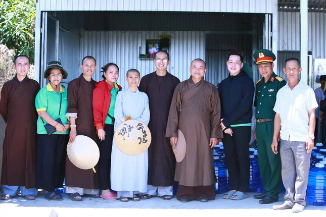 Đoàn từ thiện Ban Trị sự H.Đức Hòa