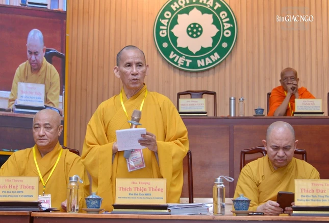 Hòa thượng Thích Thiện Thống thay mặt chủ tọa đoàn giải đáp các vấn đề cho đại biểu