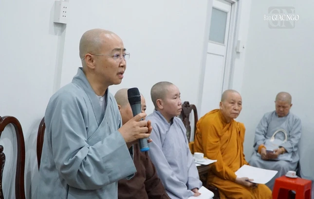 Ni sư Thích nữ Huệ Dâng, Phó trưởng Phân ban Ni giới T.Ư kiêm Trưởng Tiểu ban Hướng dẫn Phật tử trình đề án giáo dục của Tiểu ban Hướng dẫn Phật tử