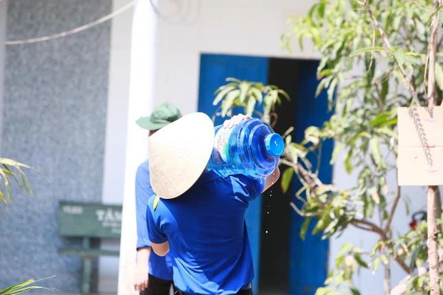 Mang nước ngọt tặng bà con vùng nhiễm mặn