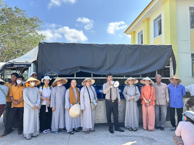 Đoàn từ thiện chuẩn bị trao nước ngọt đến bà con vùng hạn mặn