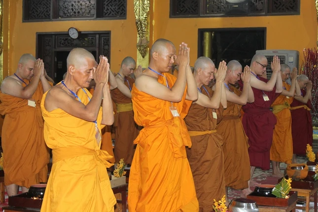 Các vị giới tử Tăng đảnh lễ giới sư