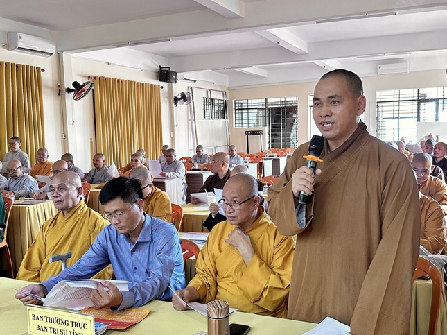 Thượng tọa Thích Thiện Thông phát biểu tại buổi họp Thượng tọa Thích Thiện Thông phát biểu tại buổi họp