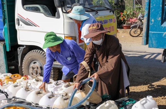 Đoàn trao 160 khối nước ngọt đến người dân 3 xã