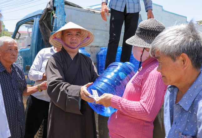 Trao nước lọc đến những gia đình vùng hạn mặn