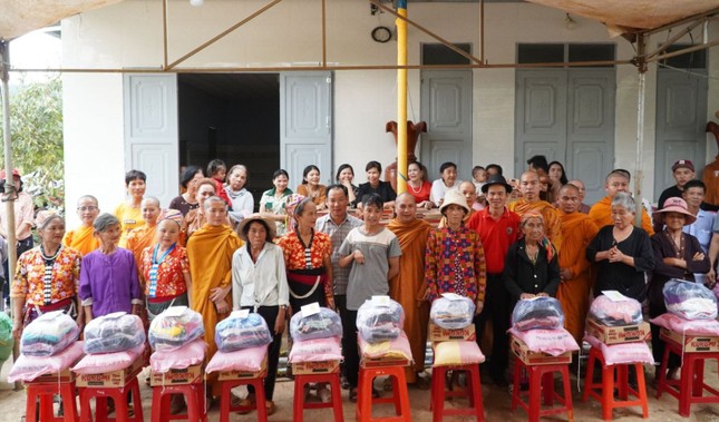 Đoàn chư Tăng Ni Hệ phái Khất sĩ tại tỉnh Vĩnh Long trao quà đến hộ nghèo