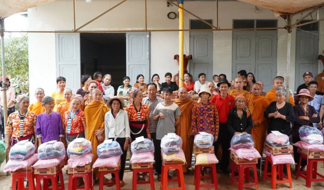 Đoàn chư Tăng Ni Hệ phái Khất sĩ tại tỉnh Vĩnh Long trao quà đến hộ nghèo