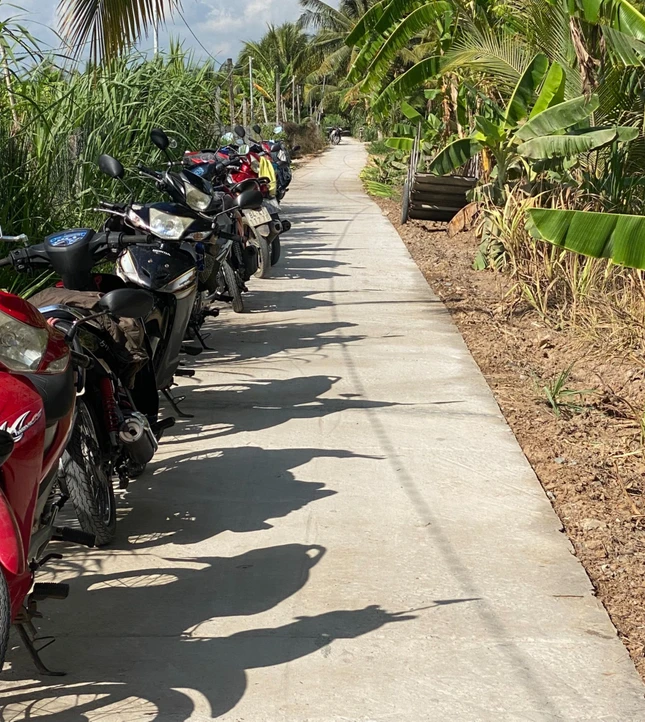 Đường bê-tông mới được khánh thành có chiều dài 1.000 m, ngang 2 m ấp Ngọc Hồ, X.Tam Ngãi, H.Cầu Kè được đưa vào sử dụng