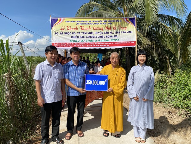 Hòa thượng Thích Trí Minh trao bảng ủng hộ kinh phí xây dựng đường đal bê-tông