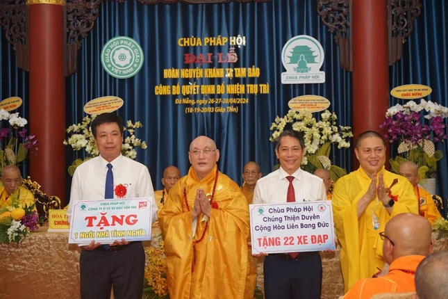 Hòa thượng viện chủ và Đại đức tân trú trì chùa Pháp Hội đã trao tặng ngôi nhà tình nghĩa trị giá 80 triệu đồng và 22 chiếc xe Hòa thượng viện chủ và Đại đức tân trú trì chùa Pháp Hội đã trao tặng ngôi nhà tình nghĩa trị giá 80 triệu đồng và 22 chiếc xe