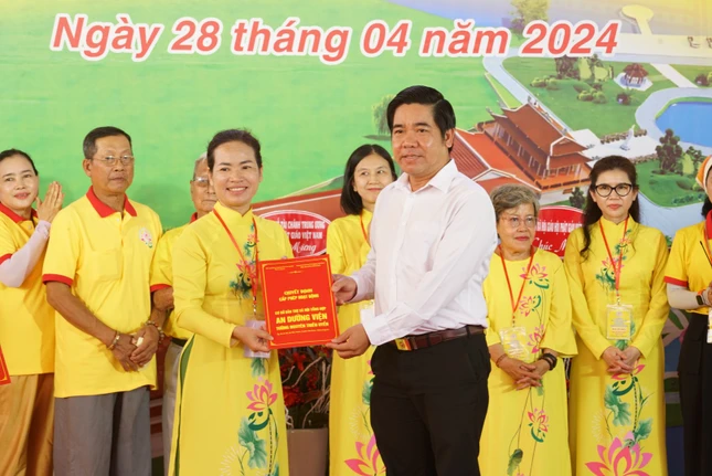 Đại diện An dưỡng viện nhận quyết định thành lập Đại diện An dưỡng viện nhận quyết định thành lập