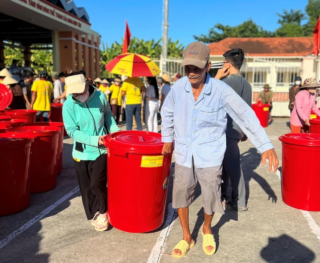 Hội Từ thiện chùa Tường Nguyên tặng thùng đựng nước cho bà con vùng hạn Hội Từ thiện chùa Tường Nguyên tặng thùng đựng nước cho bà con vùng hạn