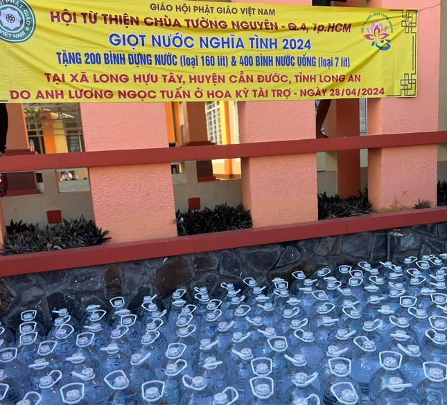 Đoàn tặng nước sạch đến người dân vùng hạn - Ảnh: T.N Đoàn tặng nước sạch đến người dân vùng hạn - Ảnh: T.N