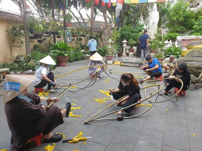 Chuẩn bị mùa Phật đản bên dòng kênh Nhiêu Lộc