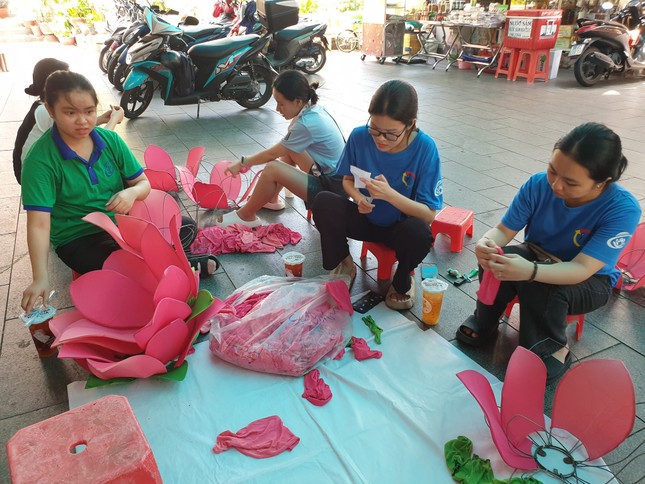 7 đóa sen khổng lồ trên bờ kênh Nhiêu Lộc trở thành nét đẹp của TP.HCM mỗi mùa Phật đản về