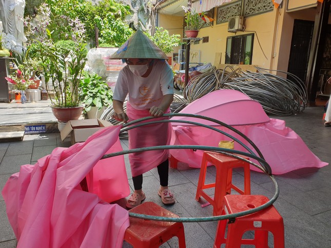 Sen hồng trên dòng kênh Nhiêu Lộc được Phật tử đón chờ trong mùa Khánh đản Đức Thế Tôn