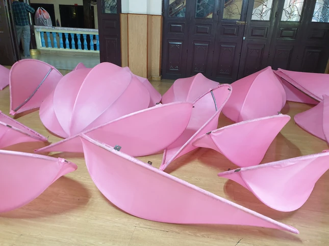 Mỗi đóa sen có 24 cánh được ghép lại