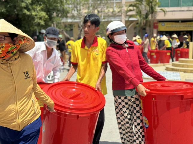 Mỗi gia đình được tặng xô chứa nước và nước lọc cho những ngày nắng hạn Mỗi gia đình được tặng xô chứa nước và nước lọc cho những ngày nắng hạn