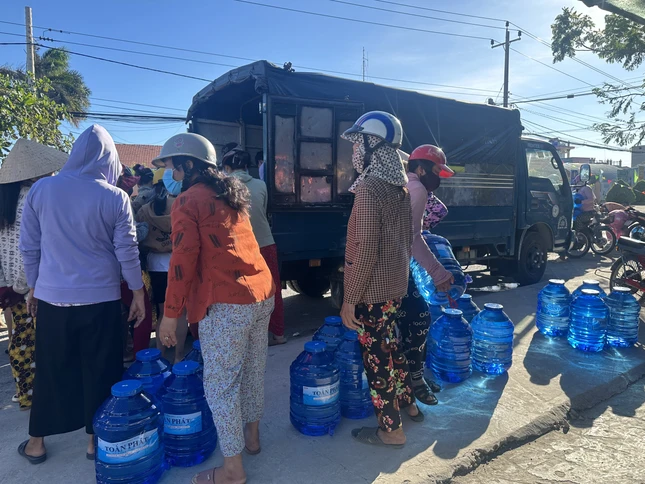 Bà con đến nhận nước ngọt