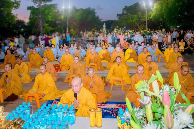 Chư tôn đức tham gia pháp hội cầu nguyện mưa thuận gió hòa