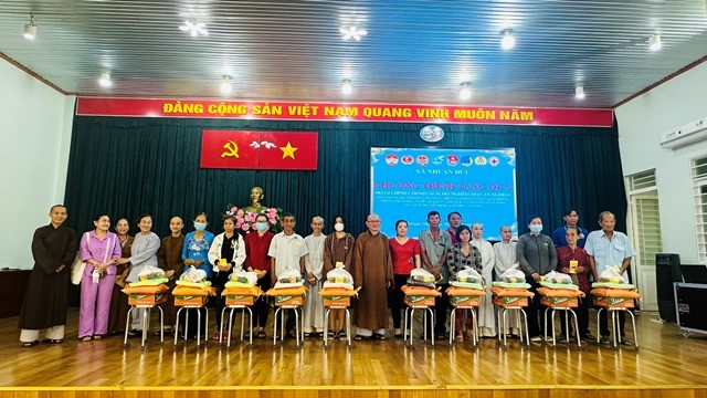 Đoàn từ thiện thiền viện Vạn Hạnh trao quà đến bà con khó khăn H.Củ Chi Đoàn từ thiện thiền viện Vạn Hạnh trao quà đến bà con khó khăn H.Củ Chi