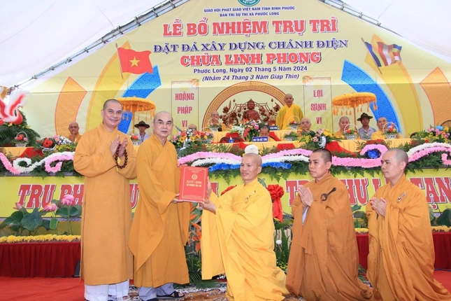 Thượng tọa Thích Tỉnh Cường trao quyết định đến Đại đức Thích Nguyên Thành