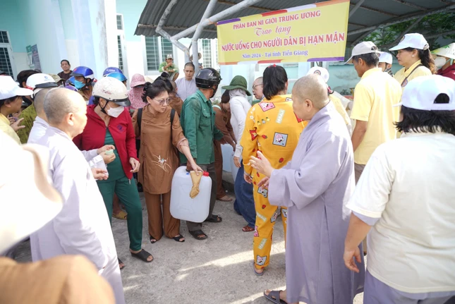 Tặng nước ngọt đến bà con vùng nước nhiễm mặn tỉnh Tiền Giang - Ảnh: M.Trực Tặng nước ngọt đến bà con vùng nước nhiễm mặn tỉnh Tiền Giang - Ảnh: M.Trực