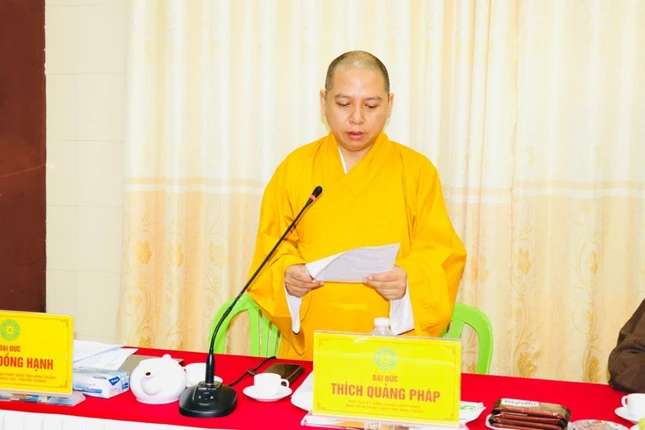 Đại đức Thích Quảng Pháp, Phó Thư ký kiêm Chánh Văn phòng Ban Trị sự trình bày các nội dung tại buổi họp
