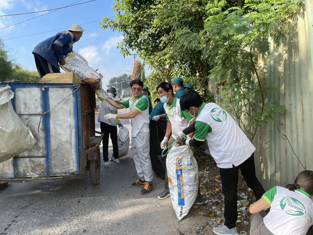 Câu lạc bộ Thực hành sống xanh dọn rác ở xã Vĩnh Lộc A - Ảnh: B.H