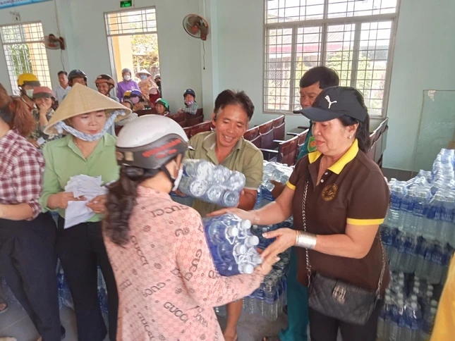Bà con xã Hưng Lễ nhận nước từ đoàn từ thiện
