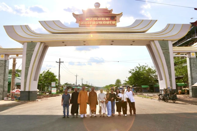 Đoàn thăm khu di tích quốc gia đặc biệt, Bộ Chỉ huy miền, căn cứ Tà Thiết (H.Lộc Ninh)