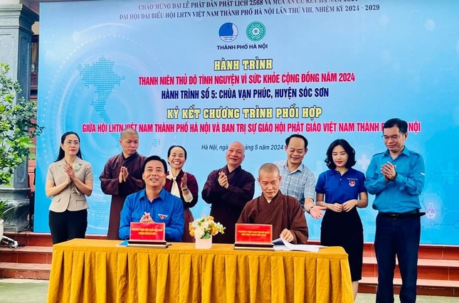 Đại diện 2 đơn vị ký kết chương trình phối hợp