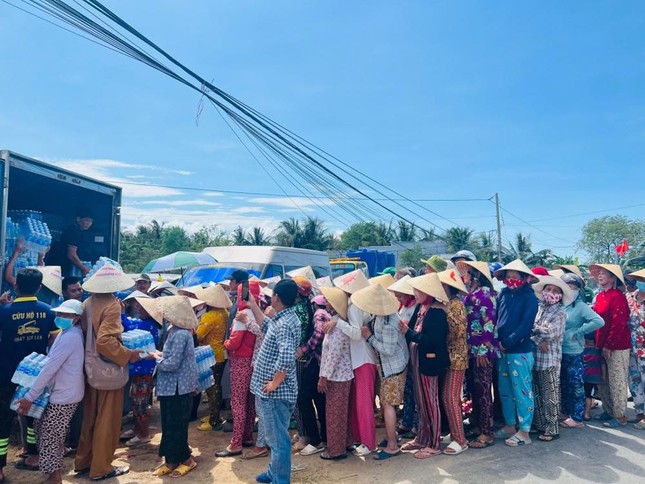 Bà con xếp hàng nhận nước ngọt