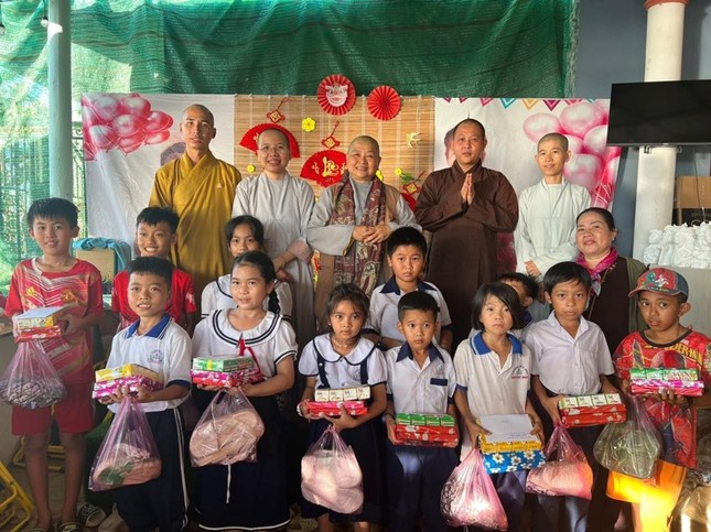 Chương trình thiện nguyện đã trao tặng 20 phần học bổng và quà cho các em học sinh