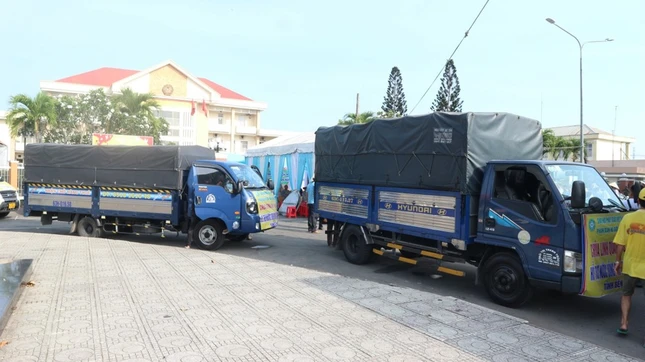 Đoàn Phân ban Ni giới TP.HCM với 18 chuyến xe tải đưa nước ngọt đến với 7 huyện bị nhiễm mặn trên địa bàn tỉnh Bến Tre