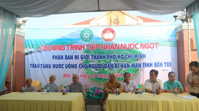 Chư Ni Phân ban Ni giới TP.HCM cùng đại diện chính quyền địa phương, Ban Từ thiện xã hội tỉnh Bến Tre