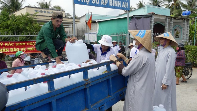 Trao nước uống tinh khiết tại xã Vĩnh Hựu, H.Gò Công Tây Trao nước uống tinh khiết tại xã Vĩnh Hựu, H.Gò Công Tây