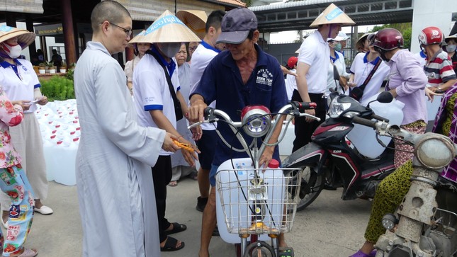 Bà con H.Gò Công Tây đến nhận nước ngọt cho gia đình Bà con H.Gò Công Tây đến nhận nước ngọt cho gia đình