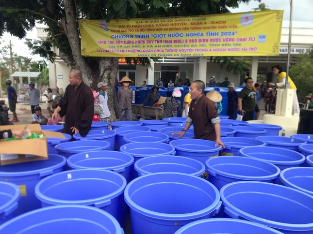 1.000 phần quà được tặng đến bà con khó khăn H.Bình Đại và H.Ba Tri