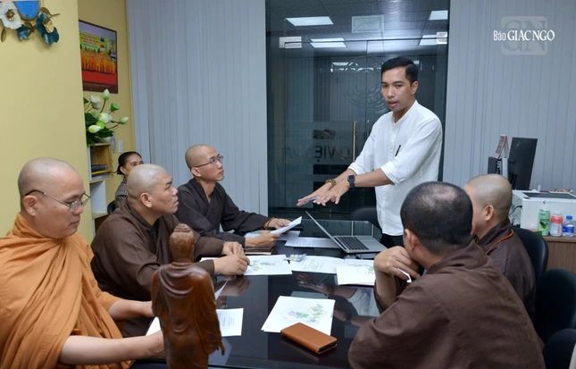 Đại diện bộ phận phụ trách thiết kế kiệu hoa báo cáo tiến độ