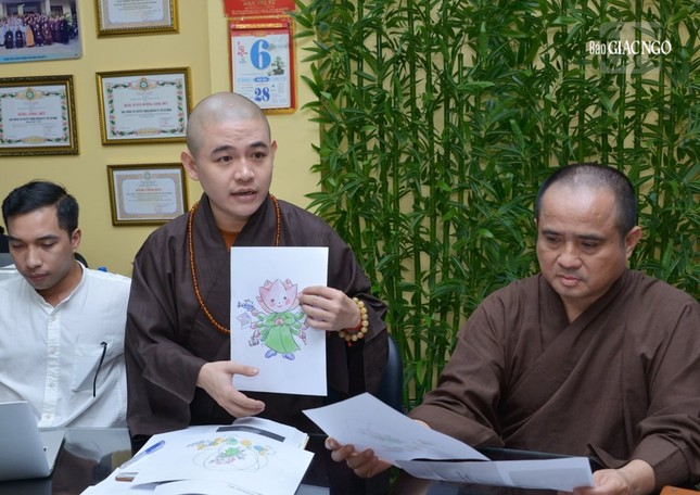 Bộ phận Thư ký báo cáo Thường trực tiến độ thực hiện thiết kế kiệu hoa