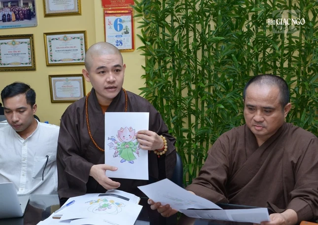 Bộ phận Thư ký báo cáo Thường trực tiến độ thực hiện thiết kế kiệu hoa