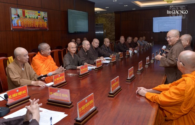 Quang cảnh buổi họp