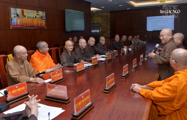 Quang cảnh buổi họp