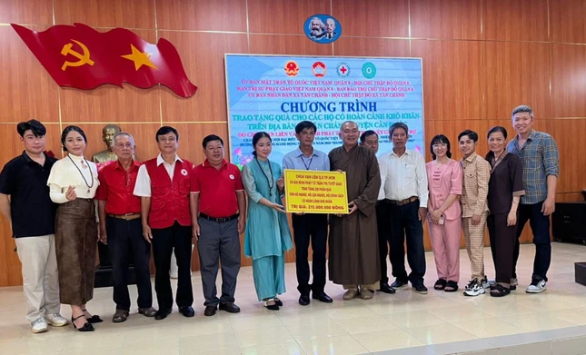 Đoàn tặng 100 phần quà đến những gia đình khó khăn trên địa bàn P.6, P.7 - Ảnh: V.L