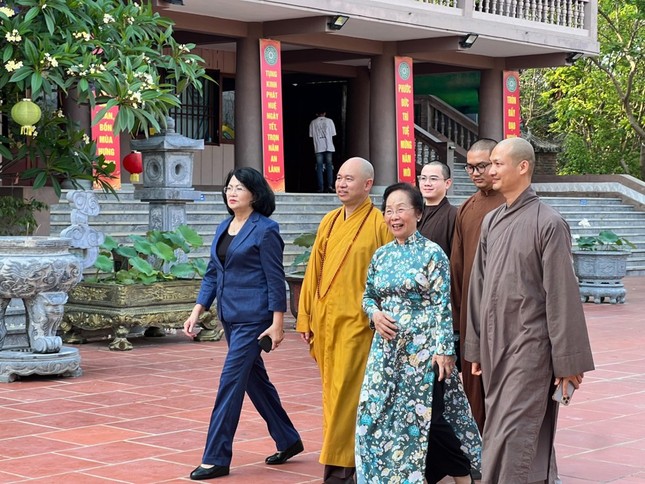 Bà Nguyễn Thị Doan và Đặng Thị Ngọc Thịnh, đồng nguyên Phó Chủ tịch nước tham quan chùa Linh Quang - Trụ sở Ban Trị sự tỉnh Điện Biên Bà Nguyễn Thị Doan và Đặng Thị Ngọc Thịnh, đồng nguyên Phó Chủ tịch nước tham quan chùa Linh Quang - Trụ sở Ban Trị sự tỉnh Điện Biên